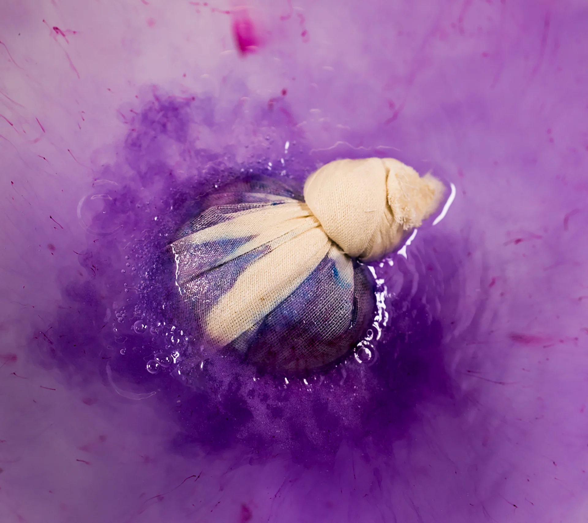 deep_sleep_bath_bomb_hero_image_2018_63fe71c1